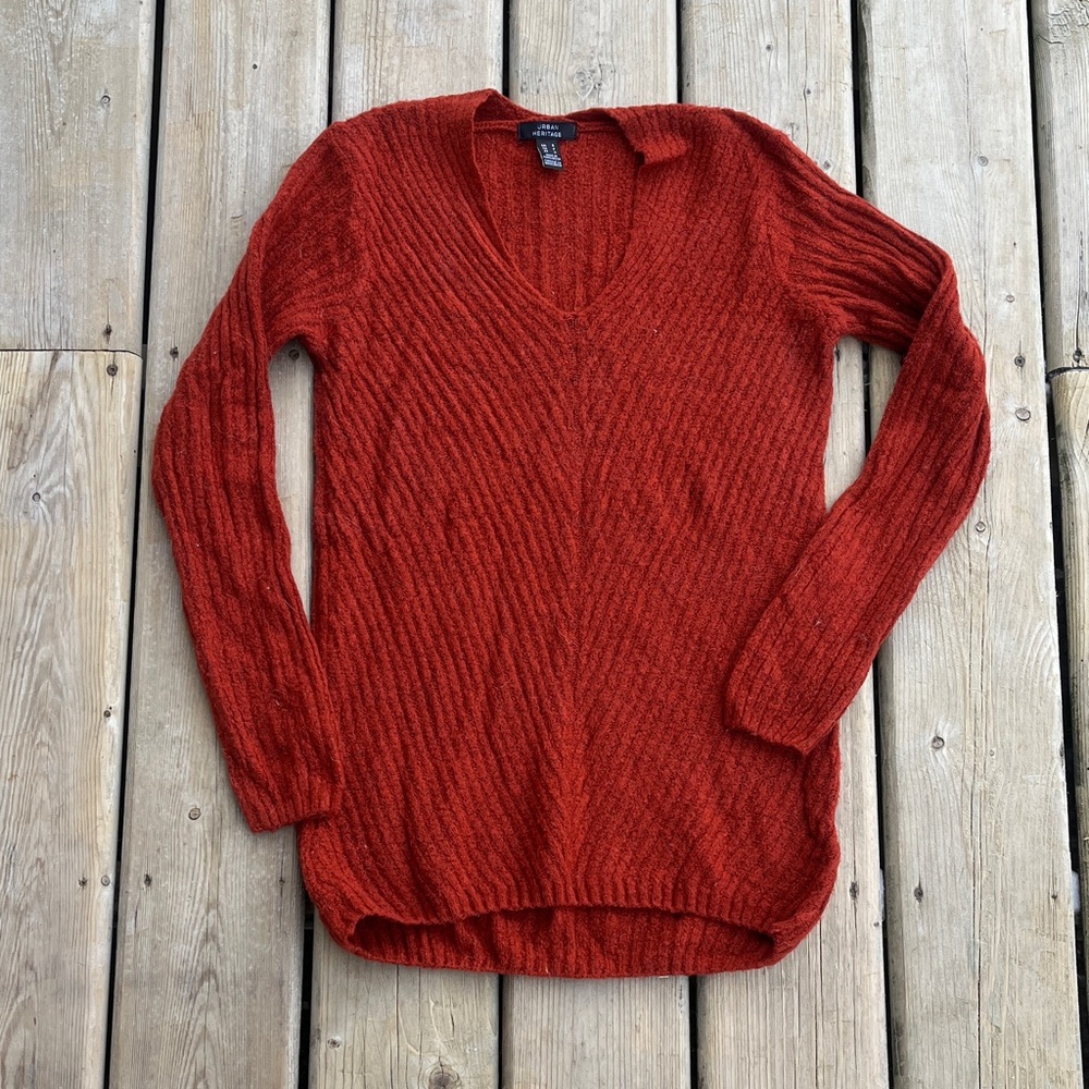 Urban Heritage V-Neck Sweater Size Small